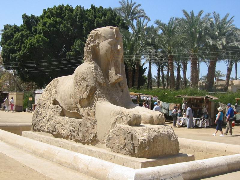 � Memphis le sphinx d'albatre repr�sentant Am�nophis II