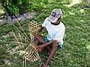 P�cheur tressant une nasse 