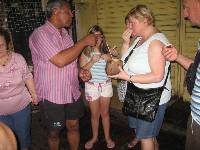 au march� de Port Louis degustation de lait de coco 