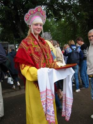 L'offrande du pain et du sel ! par une hotesse � Ouglich